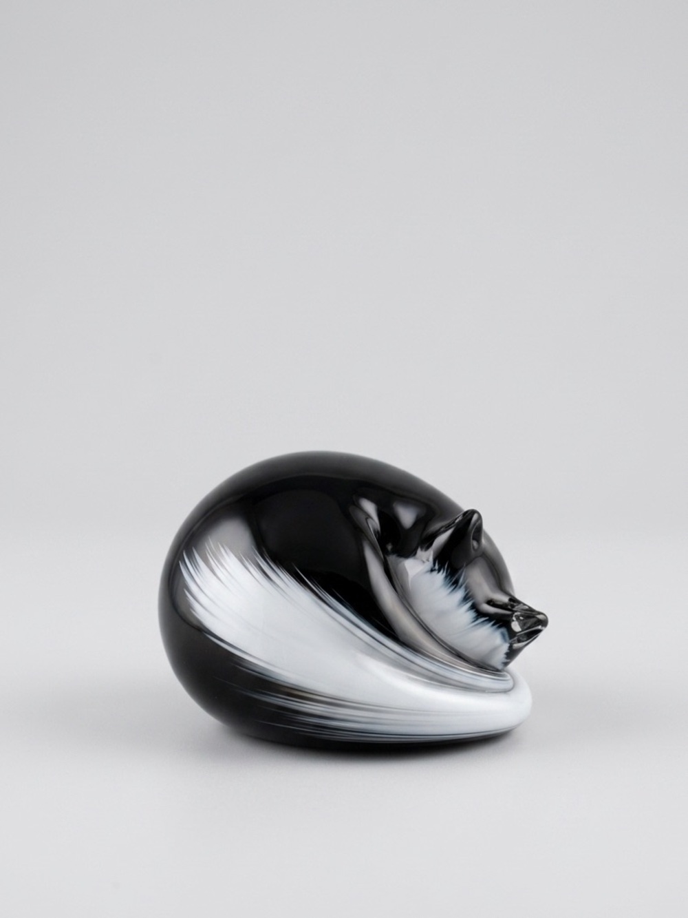 Nunwell Curled Sleeping Cat Figurine Art Glass Paperweight Vintage 2005 Signed